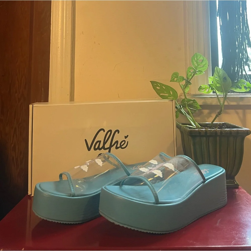 Valfré platform sandals so cute - Picture 3 of 7